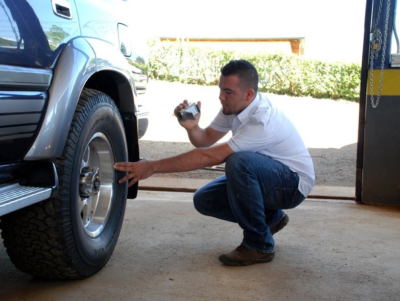 Mantenimiento de escobillas limpiaparabrisas y focos de su automóvil Costa  Rica